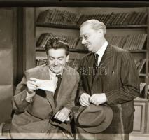 Állami áruház című film 18 jelenetéről készült repró negatív, ezekről készültek a mozik előterében k...