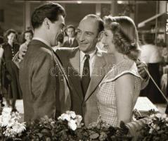 Állami áruház című film 18 jelenetéről készült repró negatív, ezekről készültek a mozik előterében k...