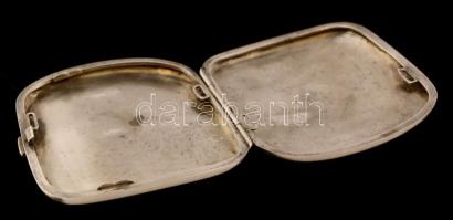 1903-1904 Ezüst (Ag.) cigarettatárca tiszti(?) névsorral, jelzett, berakás maradványaival, bruttó 14...