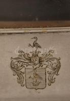 Fém-üveg flaska őrdarus családi címerrel, jelzés nélkül, tetején horpadásokkal, m: 11 cm