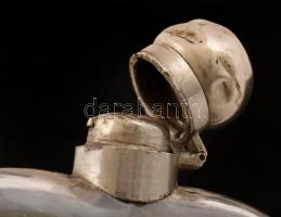 Fém-üveg flaska őrdarus családi címerrel, jelzés nélkül, tetején horpadásokkal, m: 11 cm