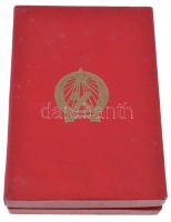 ~1950. "Kiváló dolgozó" zománcozott fém kitüntetés Rákosi-címeres tokban, miniatűrrel + 19...