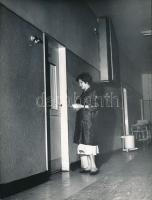 1967 Nők az éjszakában, 3 db jelzetlen vintage fotó Kotnyek Antal (1921-1990) fotóriporter hagyatékából, publikálva a Tükörben, 18x21 cm és 24x18 cm között