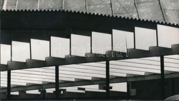 cca 1976 Zsigri Oszkár (1933-?): Modern épület, feliratozott vintage fotóművészeti alkotás, 13,5x24 cm