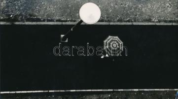 cca 1972 Zsigri Oszkár (1933-?): Séta az esőben, jelzés nélküli vintage fotóművészeti alkotás, a szerző hagyatékából, 13x24 cm