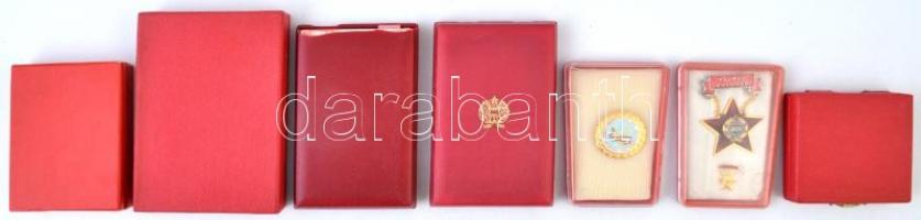 8db szocialista kitüntetés, jelvény tokban (közte sérült is), közte "Társadalmi tevékenységért ...