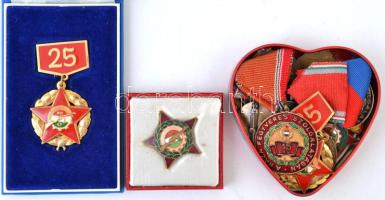 14db-os vegyes szocialista jelvény, kitüntetés tétel, közte többféle munkásőr kitüntetés, jelvény, 1958. "10 és 15 Éves Önkéntes Tűzoltói Szolgálatért / Belügyminisztérium Országos Tűzrendészeti Parancsnoksága" ezüstözött fém kitüntetések szalagon T:2,2-