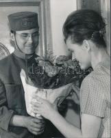 cca 1965 Munkában a Boy-szolgálat, vintage fotó, 22,5x18 cm