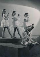 cca 1935 Leichtner Erzsébet pecséttel jelzett vintage fotója Szentpál Olga gyermek tánccsoportjának tagjairól, 16,5x11,5 cm