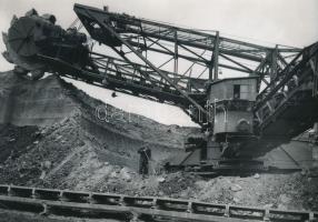 1962 Ecséd (Heves megye), külszíni szénbánya marótárcsás kotrógépe, vintage fotó, 17x24 cm