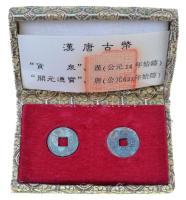 Kína 2db rézpénz bársony tokban, kínai nyelvű tanúsítvánnyal T:2 oxidáció China 2pcs of copper coins in velvet case, with chinese language certificate C:XF corrosion