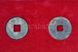 Kína 2db rézpénz bársony tokban, kínai nyelvű tanúsítvánnyal T:2 oxidáció
China 2pcs of copper coin...
