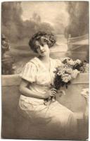 10 db RÉGI hölgyeket ábrázoló motívumos képeslap / 10 pre-1945 motive postcards: ladies