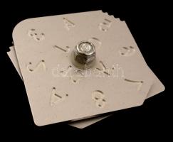 Kártyajátékhoz köthető fém segédeszköz, 7x7 cm