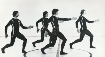 cca 1965 Mozdulatművészek egy tornateremben, vintage fotó, 13x24 cm