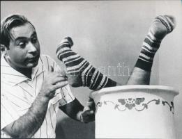 cca 1965 Kannibálék konyhájában: ma is csülök lesz ebédre? Vintage fotó, 11,5x15,5 cm