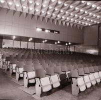 1982 Budapest, Pest-Buda filmszínház kívül-belül, 9 db szabad felhasználású negatív, 6x7 cm