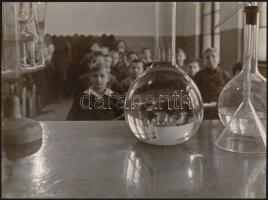 cca 1940 Dulovits Jenő: Kémia órán, a szerző vintage fotójának másolata, modern nagyítás, 17x23 cm