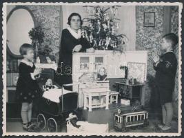 1937. december 26. Pestszenterzsébet, az 50-es villamos a karácsonyfa alatt, feliratozott vintage fotó, 8,5x11,5 cm