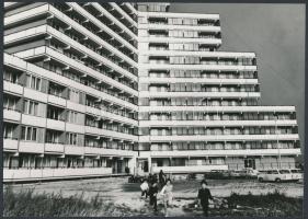 cca 1974 Tapolca, piramisház a bányászcsaládok részére, vintage fotó, 16,5x23,5 cm