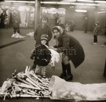 1977 Budapest, szilveszteri trombita árusok az aluljáróban, 5 db negatív, 6x6 cm