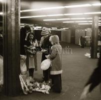 1977 Budapest, szilveszteri trombita árusok az aluljáróban, 5 db negatív, 6x6 cm