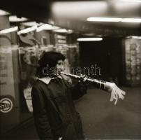 1977 Budapest, szilveszteri trombita árusok az aluljáróban, 5 db negatív, 6x6 cm