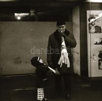 1977 Budapest, szilveszteri trombita árusok az aluljáróban, 5 db negatív, 6x6 cm