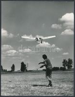 cca 1965 Repülőgép-modellezők, 2 db vintage fotó, 23x18 cm