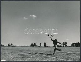 cca 1965 Repülőgép-modellezők, 2 db vintage fotó, 23x18 cm