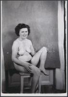 cca 1968 A hokedlira ületett szomszédasszony, finoman erotikus fénykép, korabeli negatívról készült modern nagyítás, 25x17,5 cm / erotic photo, 25x17,5 cm