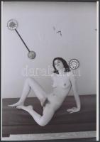 cca 1973 Kinga és az inga, finoman erotikus fénykép, korabeli negatívról készült modern nagyítás, 25x17,5 cm / erotic photo, 25x17,5 cm