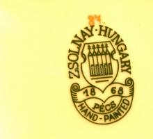 Zsolnay pillangó mintás bonbonier, kézzel festett, jelzett, máz alatti repedésekkel, 10×10 cm