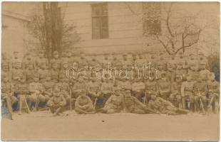 3 db katonai fotó (olasz lövegtorony, IV. Károly Csernovicban, csoportkép), 2 db modern másolat, 1 d...