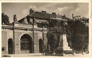 Miskolc, Rudolf laktanya, 10-es Honvéd szobor