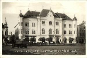 Léva, Levice; Városháza, teherautó, Trebitsch Ignác és Vámos Mór üzlete, Dobrovitzky kiadása  / town hall, automobile, shops, photo