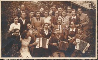cca 1920 Torda, Tangóharmonikás társaság, feliratozott fotólap, 9x13 cm