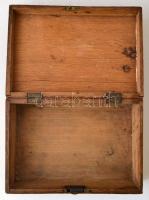 Intarziás fa doboz, zárral, de a kulcs hiányzik, néhol foltos, kopott, 16x24x10 cm