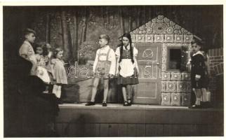 23 db RÉGI fotólap, vegyes minőségben; hölgyek, gyerek, csoportképek / 23 pre-1945 photo postcards, ...