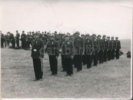 cca 1940 Gyakorlatozó rendőrök. A M. kir rendőrség Budapesti Rendőri Őrségének Főparancsnoksága.  12x9 cm