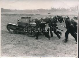 cca 1940 Mini tankkal gyakorlatozó rendőrök. A M. kir rendőrség Budapesti Rendőri Őrségének Főparancsnoksága. Baleseti Járőr. Pecséttel jelzett fotó 12x9 cm