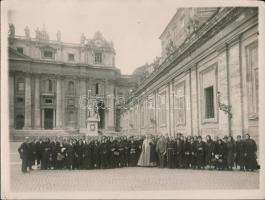 1926 Magyar küldöttség Serédi Jusztinánnal Rómában a Szent Péter téren Jelzett fotó 24x16 cm