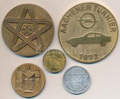 5db vegyes külföldi emlékérem, közte Nagy-Britannia DN "Viktória" Cu bárca (23mm), Szlovák...