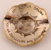 cca 1935 Breton nyelvű felirattal ellátott ezüst bross: "Az erős szeretet a legnagyobb gazdagsá...