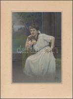 1919 Nő portré, Kürti fényképészet, Sopron, utólag kézzel színezett keményhátú fotó, 21x15 cm, 28x12 cm.
