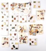 Fémdobozban több száz darab vegyes magyar és külföldi szocialista kitűző, jelvény, közte sok zománcozottal T:2,2-