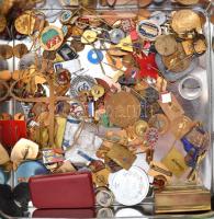 Fémdobozban több száz darab vegyes magyar és külföldi szocialista kitűző, jelvény, közte sok zománco...