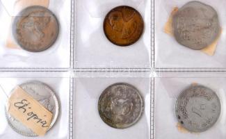 22db vegyes külföldi fémpénz albumban egy ezüsttel (közte francia, iráni, kubai pénzek), benne 5x12d...