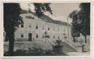 1943 A Gázművek (?) focicsapat tagjainak aláírása, közte vitéz(!) Hidegkúti és sokan mások, 9x14cm