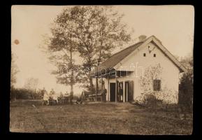 cca 1910-15 Tövisegyháza (Erdély) erdész ház, keményhátú fotó a verzón a résztvevők nevével pl.:Kintzig János (1870-1939) földbirtokos, 11x15cm
